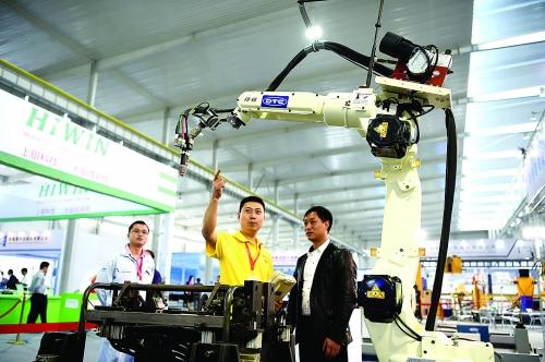 当日,第二届中国(重庆)国际机器人及智能制造装备论坛暨博览会